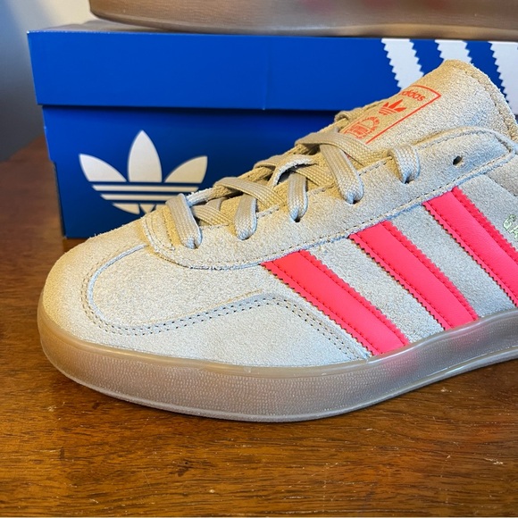 adidas Gazelle Women’s Sneakers in Cream with Pink Stripes - Picture 2 of 9